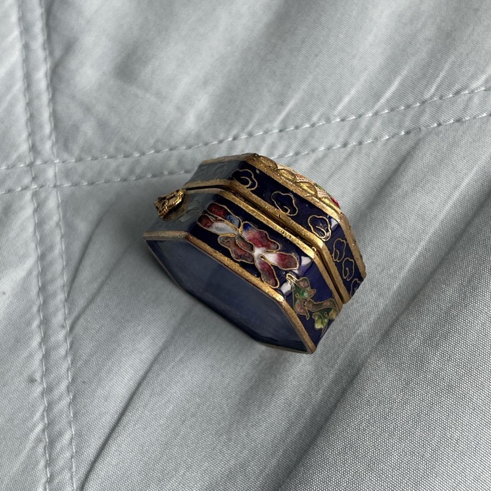 Vintage Ornate Needlepoint Trinket Treasure Chest Cloisonné Pendant Pill Box🌹 - Picture 4 of 4